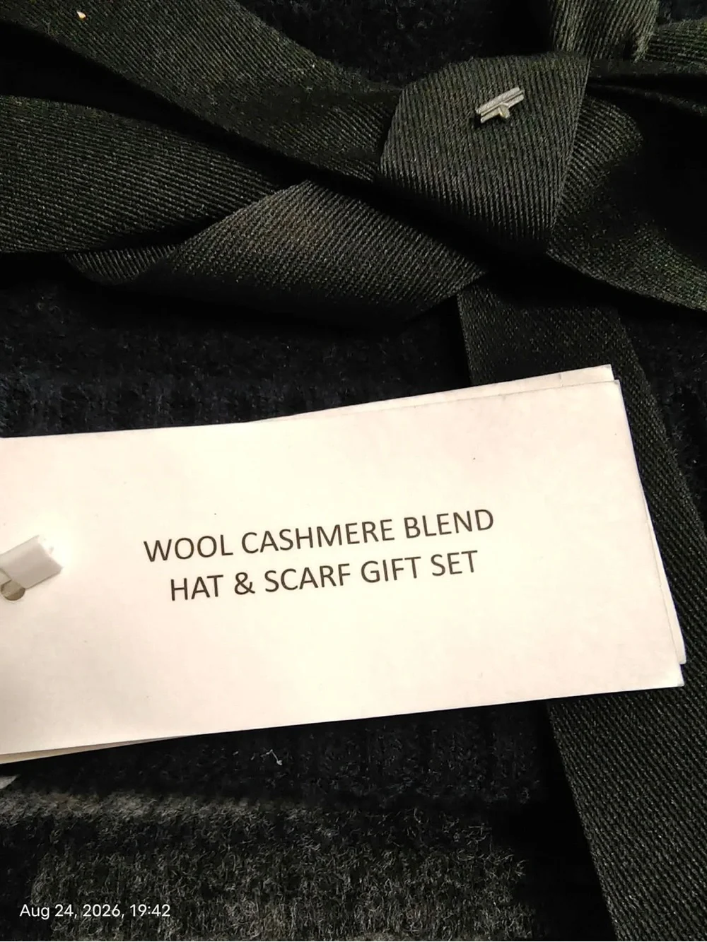 NWT VINCE Men’s Navy Beanie & Gray Plaid Scarf Gift Set Wool Cashmere Blend